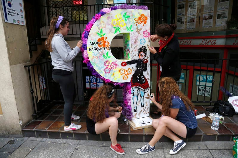 Las piezas se han situado en el primer tramo de la calle, entre Correos y los Cuatro Cantones, y podrán contemplarse durante todas las fiestas