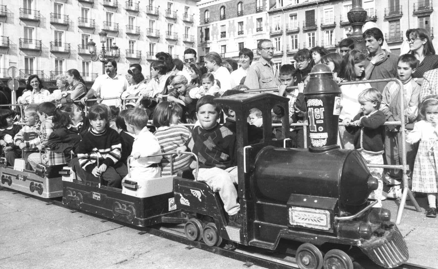 1995. Fiesta infantil en la Plaza Mayor.