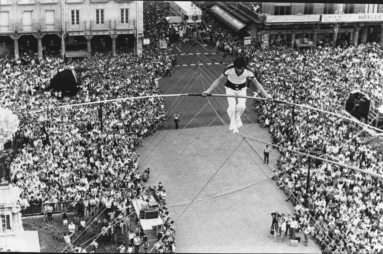 1981. Actuación de los Bordini, en la Plaza Mayor.