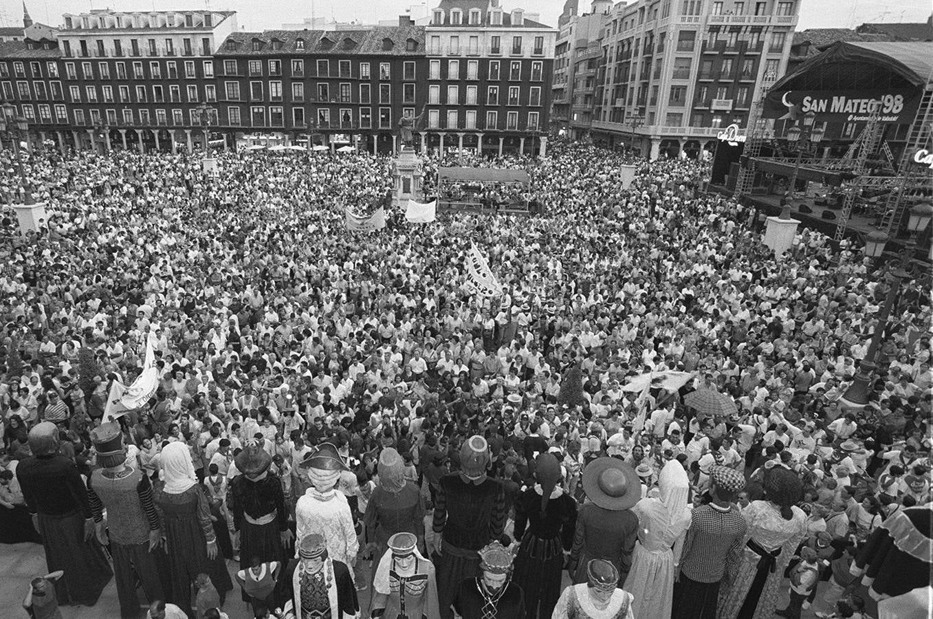 1998. Peñas, peñistas en la Plaza Mayor antes del pregón.