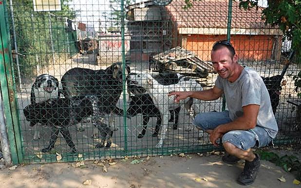 Sury posa con algunos de sus perros en adopción