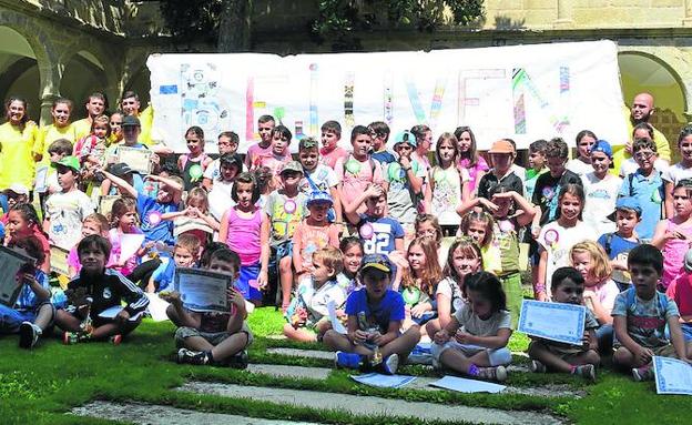 Los participantes en el segundo turno de los Campamentos ayer tras recibir sus diplomas. 