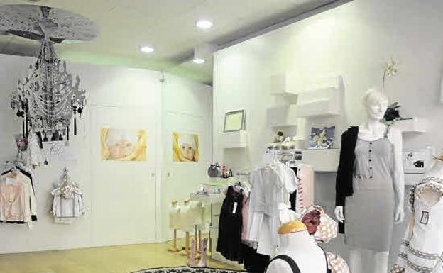 Vista interior del negocio de venta de ropa financiado por Microbank. 