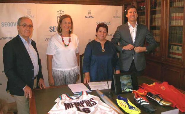 Javier Reguera (i), Marian Rueda, Clara Luquero y Alfonso Noain, con algunos objetos de la exposición. 