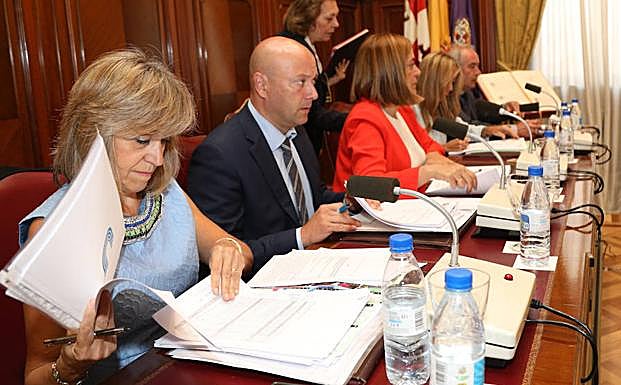 Mesa presidencial del pleno de la Diputación en la jornada de este jueves.