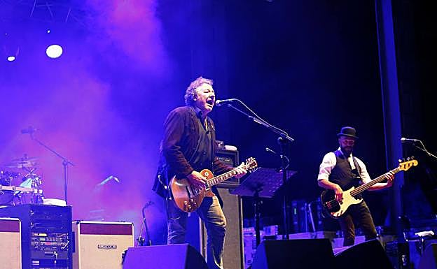 Carlos Goñi, en el parque del Salón, después de retrasar el concierto. 
