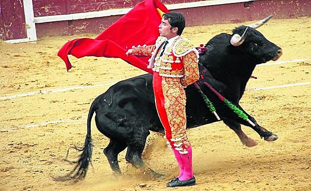 El cuellarano Javier Herrero, ayer, durante la faena. 