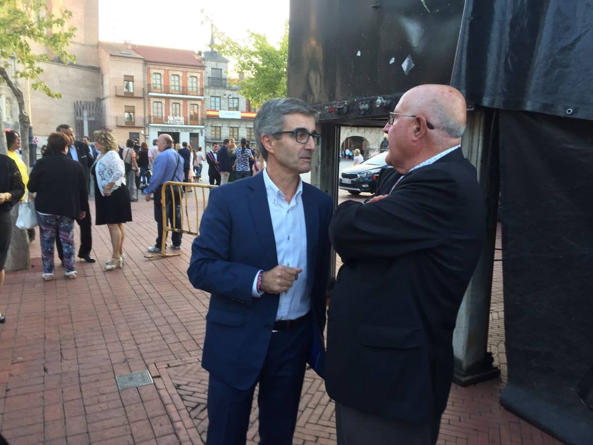 Ignacio Foces, subdirector y jefe de Información de El Norte de Castilla, charla con los el presidente de la Mancomunidad, Alfonso Hernández.