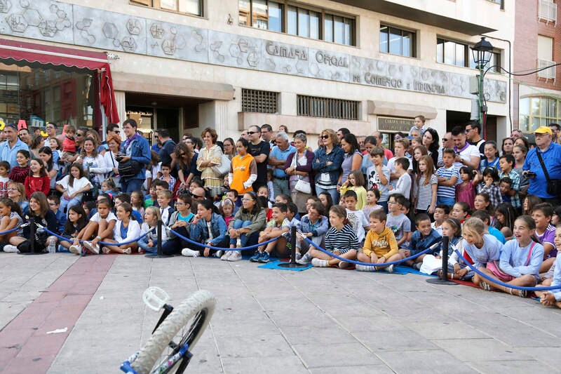 Espectáculo de la Muestra de Artistas de Calle en la plaza Pío XII de Palencia