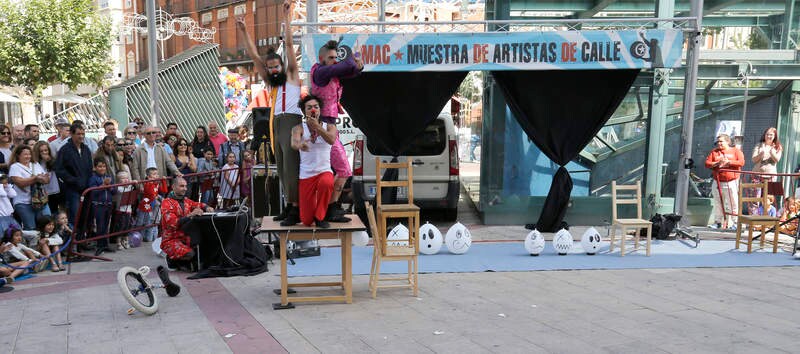 Espectáculo de la Muestra de Artistas de Calle en la plaza Pío XII de Palencia