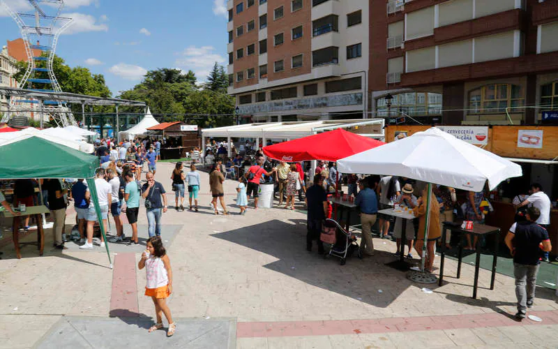 Ambiente en las casetas de la Feria de Día de las fiestas de Palencia