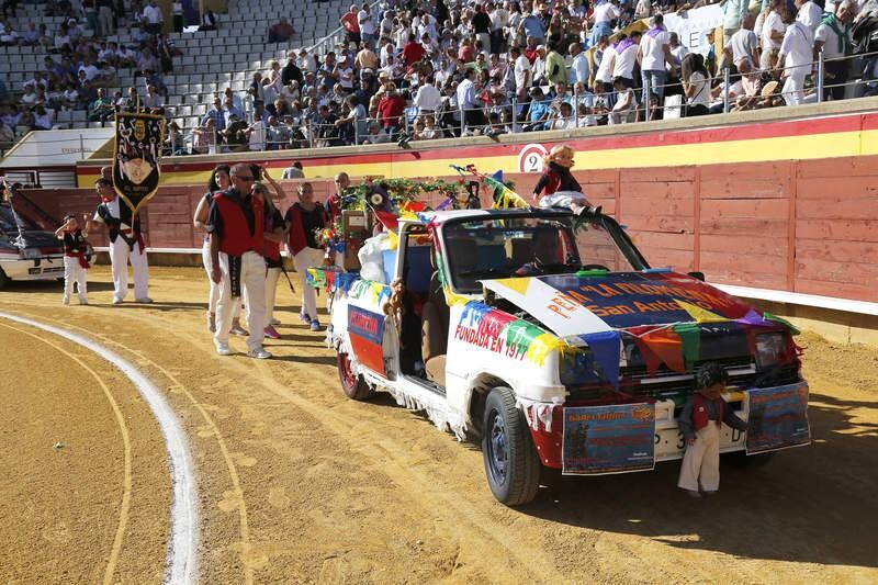 Desfile de peñas desde la plaza de toros de Palencia