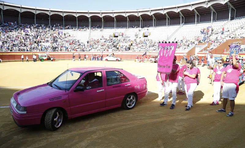 Desfile de peñas desde la plaza de toros de Palencia