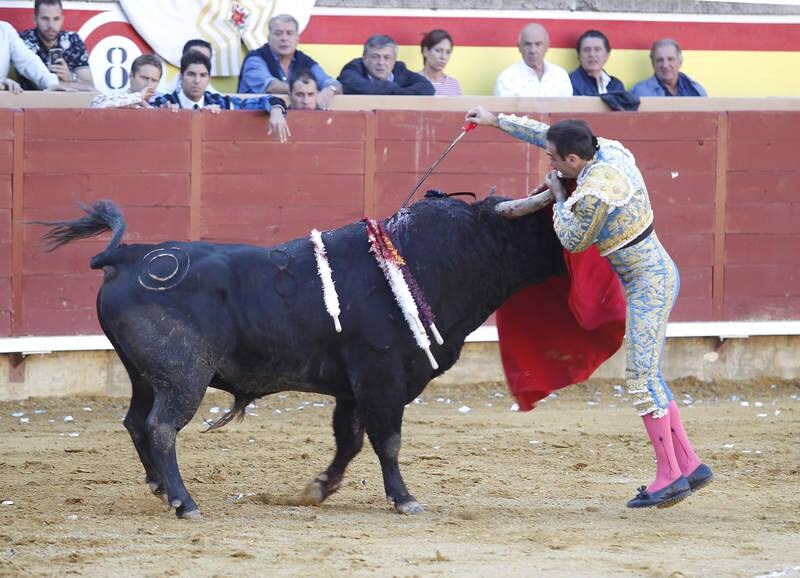 La Plaza de Campos Góticos albergó en las gradas a caras conocidas del mundo de la política, la comunicación y el vino