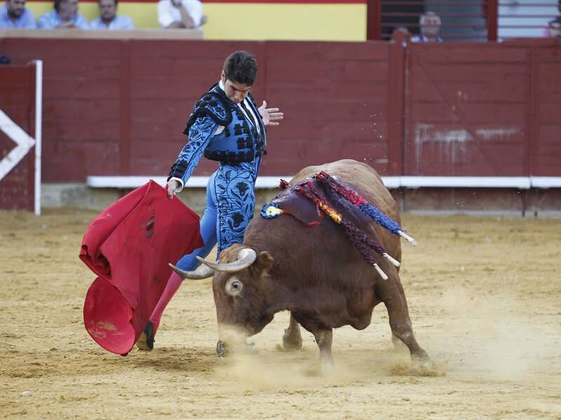 La Plaza de Campos Góticos albergó en las gradas a caras conocidas del mundo de la política, la comunicación y el vino