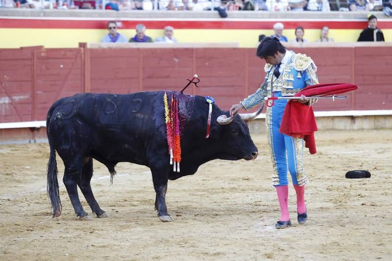 La Plaza de Campos Góticos albergó en las gradas a caras conocidas del mundo de la política, la comunicación y el vino