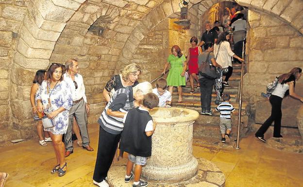 Un grupo de personas, en la cripta de San Antolín, en el día del patrón de 2016.