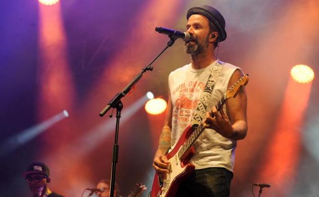 Pau Donés, durante el concierto en la Plaza Mayor de Valladolid