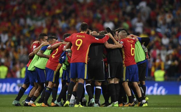 Isco Alarcón celebra uno de sus dos goles a Italia en el Bernabéu. 