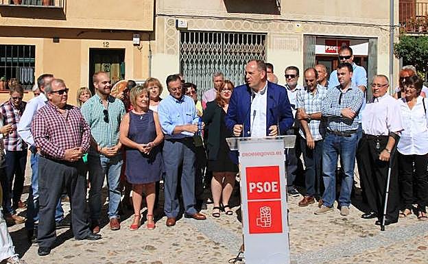 José Luis Aceves presenta su precandidatura ante la sede del PSOE de Segovia.