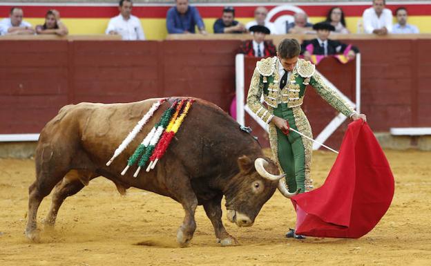 Ginés Marín maquilla una tarde para el olvido en Palencia