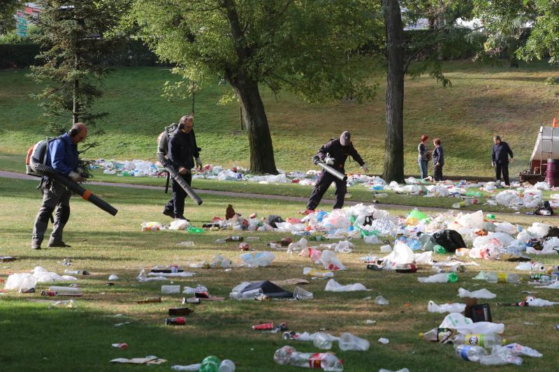 Operarios de Jardines durante la recogida de restos en Las Moreras, este domingo. 