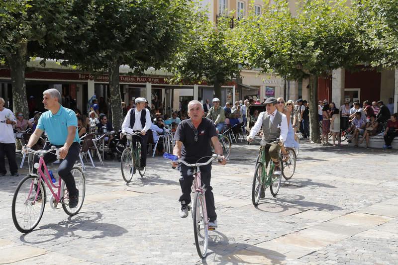 Bicicletas clásicas en la Plaza Mayor de Palencia con motivo de las fiestas de San Antolín