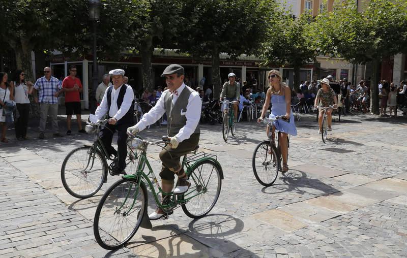 Bicicletas clásicas en la Plaza Mayor de Palencia con motivo de las fiestas de San Antolín