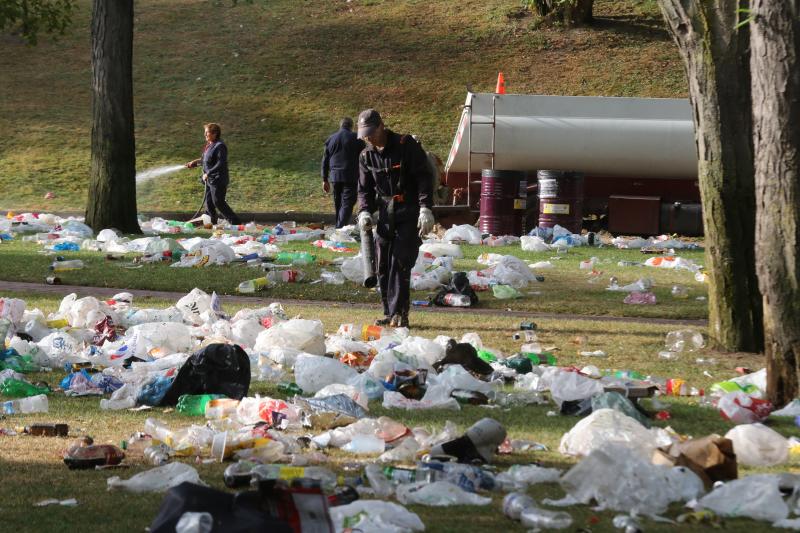 Limpieza de los restos del botellón de Las Moreras