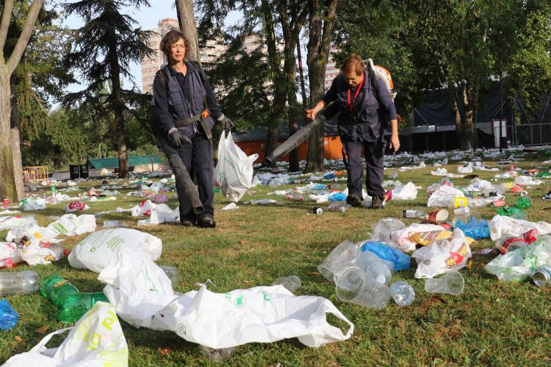 Limpieza de los restos del botellón de Las Moreras