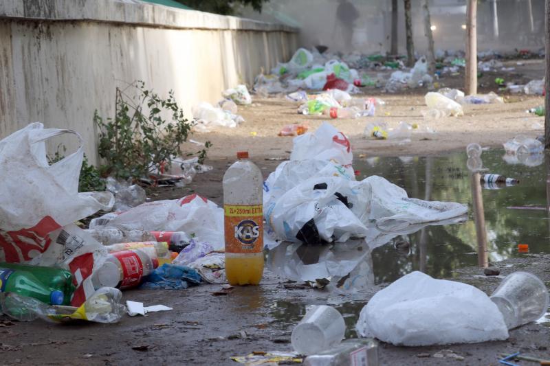 Limpieza de los restos del botellón de Las Moreras