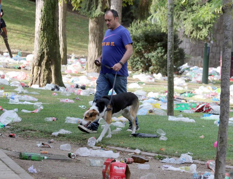 Limpieza de los restos del botellón de Las Moreras