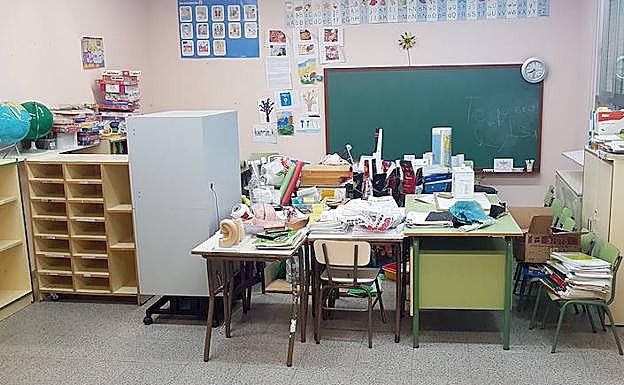 Enseres recogidos en una de las aulas del colegio de Garcillán.