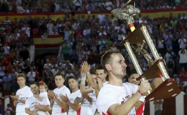 Pablo Martín levanta el trofeo.