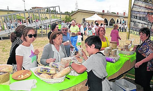 Reparto de comida entre los participantes en la romería. José Carlos Díez