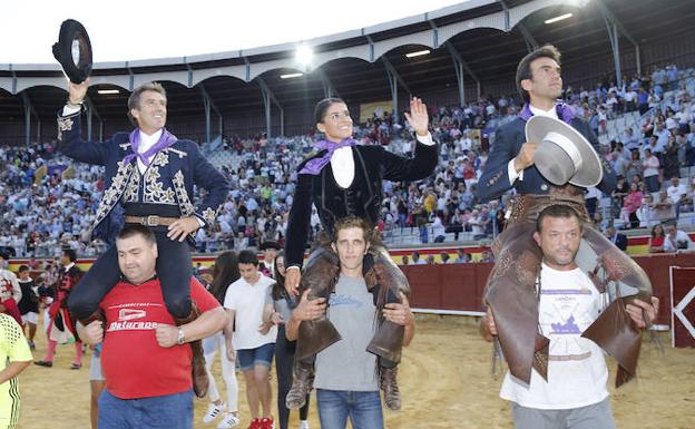 Pablo Hermoso de Mendoza, Lea Vicens y Sergio Galán salen a hombros de la Plaza e Campos Góticos. 