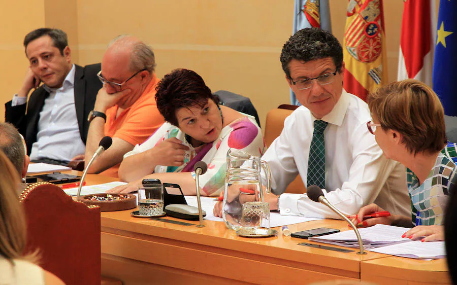 Andrés Torquemada (segundo por la derecha), durante un Pleno del Ayuntamiento.