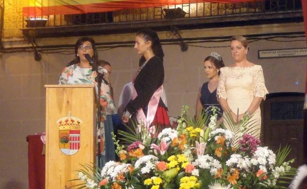 Anabel Pascual presenta a una dama junto a la alcaldesa. 