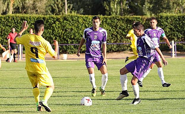 Víctor Benito busca el pase ante la atenta mirada de Crespo y Diestro. 