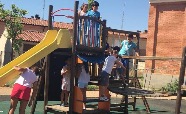 Varios niños juegan en un parque en Meneses de Campos. 