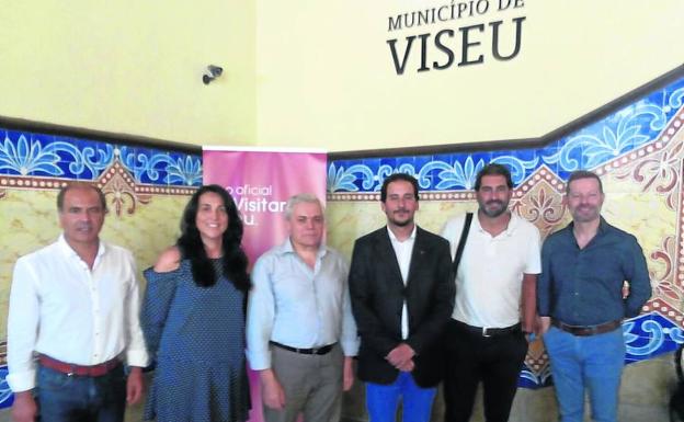 Representantes del ayuntamiento de Ciudad Rodrigo y de la cámara de Viseu