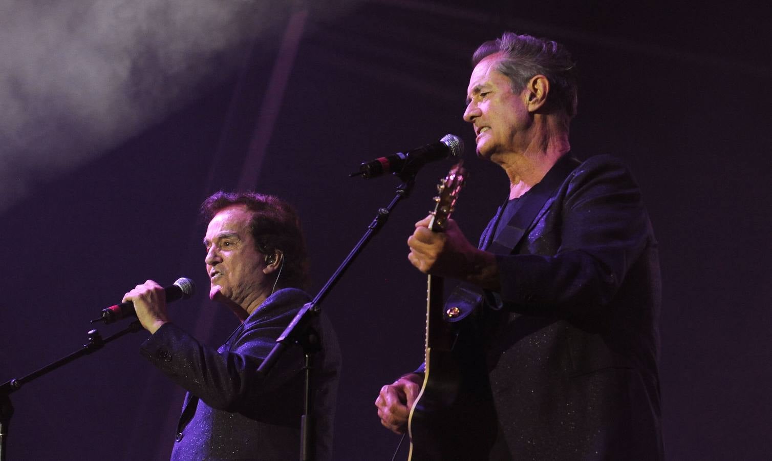 Manolo y Ramón bromeraron con el público de la Plaza Mayor que acudió para disfrutar de los grandes éxitos de su carrera