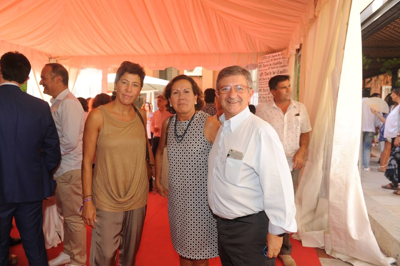 Marifé Blanco, de El Norte, con Loli Cordero y Julio Galván, de Clínica Galván Recoletos Cuatro.