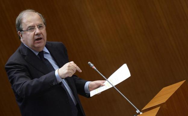 Juan Vicente Herrera interviene en el pleno de las Cortes.