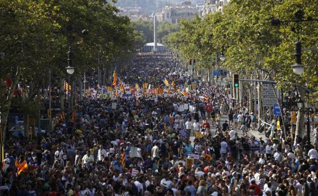 Un momento de la manifestación contra los atentados yihadistas en Cataluña que bajo el eslogan 'No tinc por' (No tengo miedo) recorre hoy las calles de Barcelona.