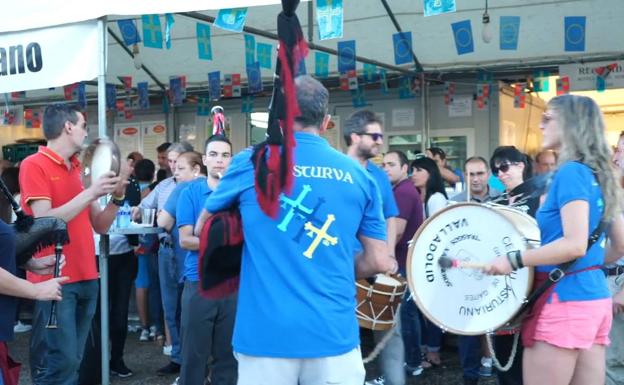 Grupo de gaiteros ameniza la tarde cerca del Centro Asturiano.