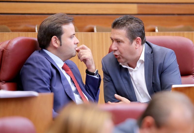 Celestino Rodríguez (PSOE) conversa con Luis Mariano Santos (UPL) este martes.