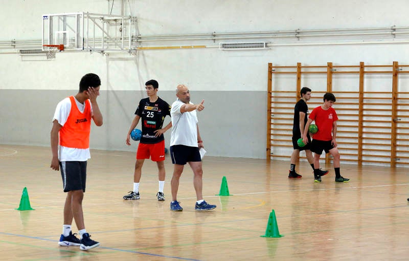 Ochenta jugadores y ocho técnicos preparan el Campeonato de España en las instalaciones del pabellón Diego Cosgaya y del Campo de la Juventud