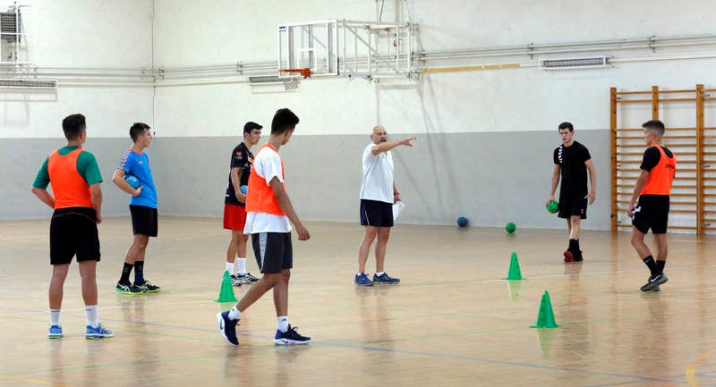 Ochenta jugadores y ocho técnicos preparan el Campeonato de España en las instalaciones del pabellón Diego Cosgaya y del Campo de la Juventud