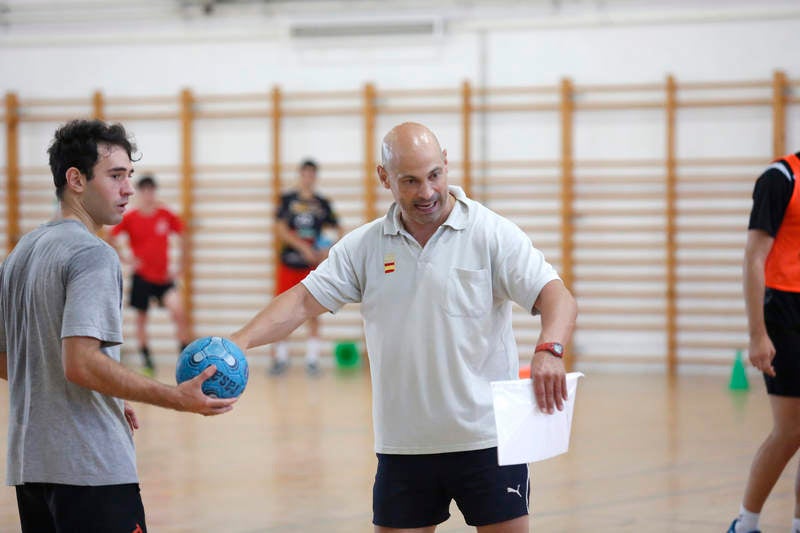 Ochenta jugadores y ocho técnicos preparan el Campeonato de España en las instalaciones del pabellón Diego Cosgaya y del Campo de la Juventud